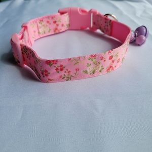 Pink dog collard with flowers